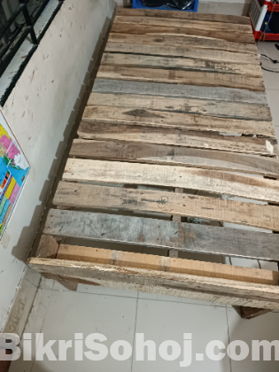 একটি সিঙ্গেল বেডের চৌকি বিক্রি হবে